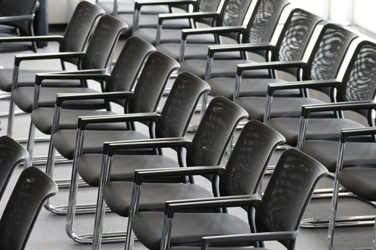 chairs-furniture-rows-7951845©Pixabay